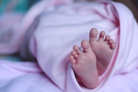 Na respiratoru blizanac bebe preminule od velikog kašlja