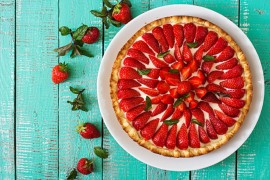 Torta od sira i jagoda spremna za tren
