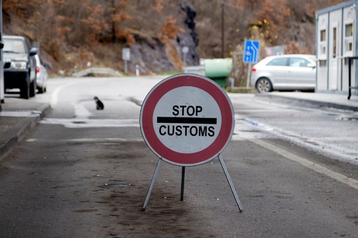 Prvi automobil bez stikera s oznakom "RKS" prošao prelaz Jarinje