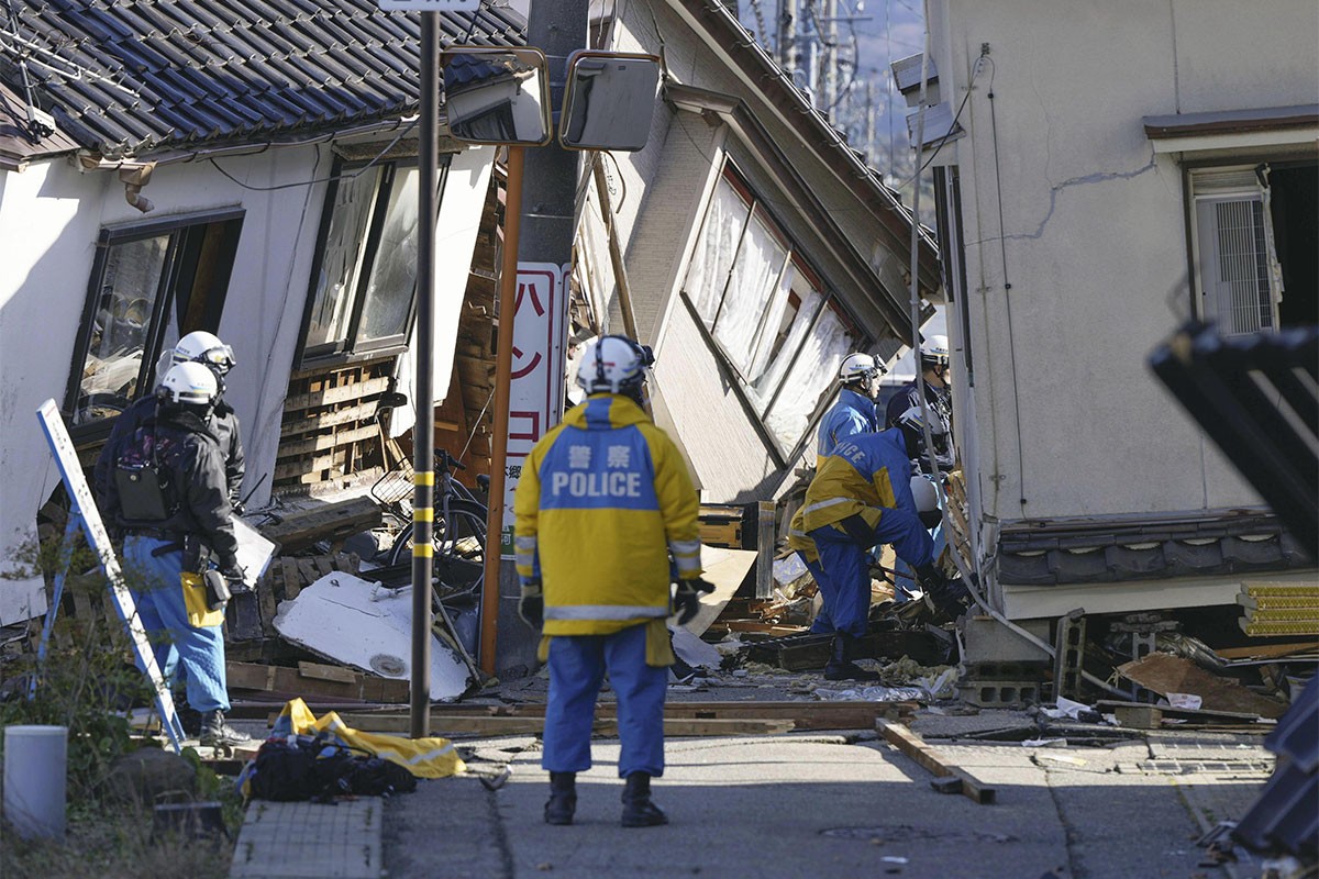 Spasioci u trci s vremenom kako bi spasili preživjele poslije zemljotresa u Japanu
