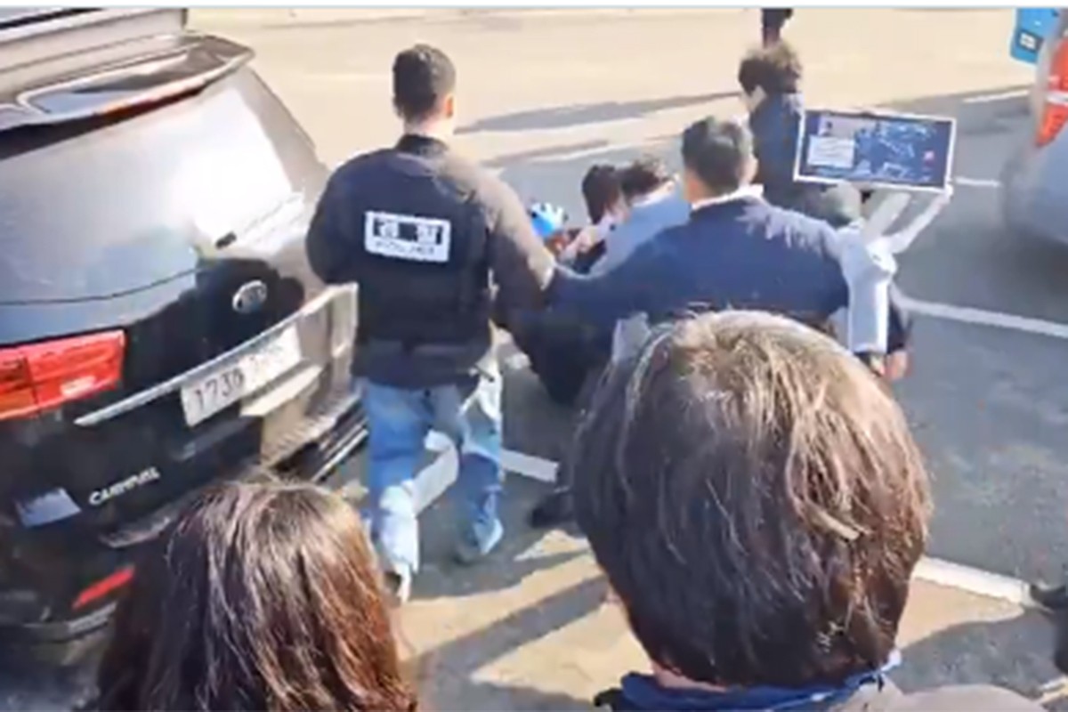 Јužnokorejski opozicioni lider uboden nožem u vrat (VIDEO)