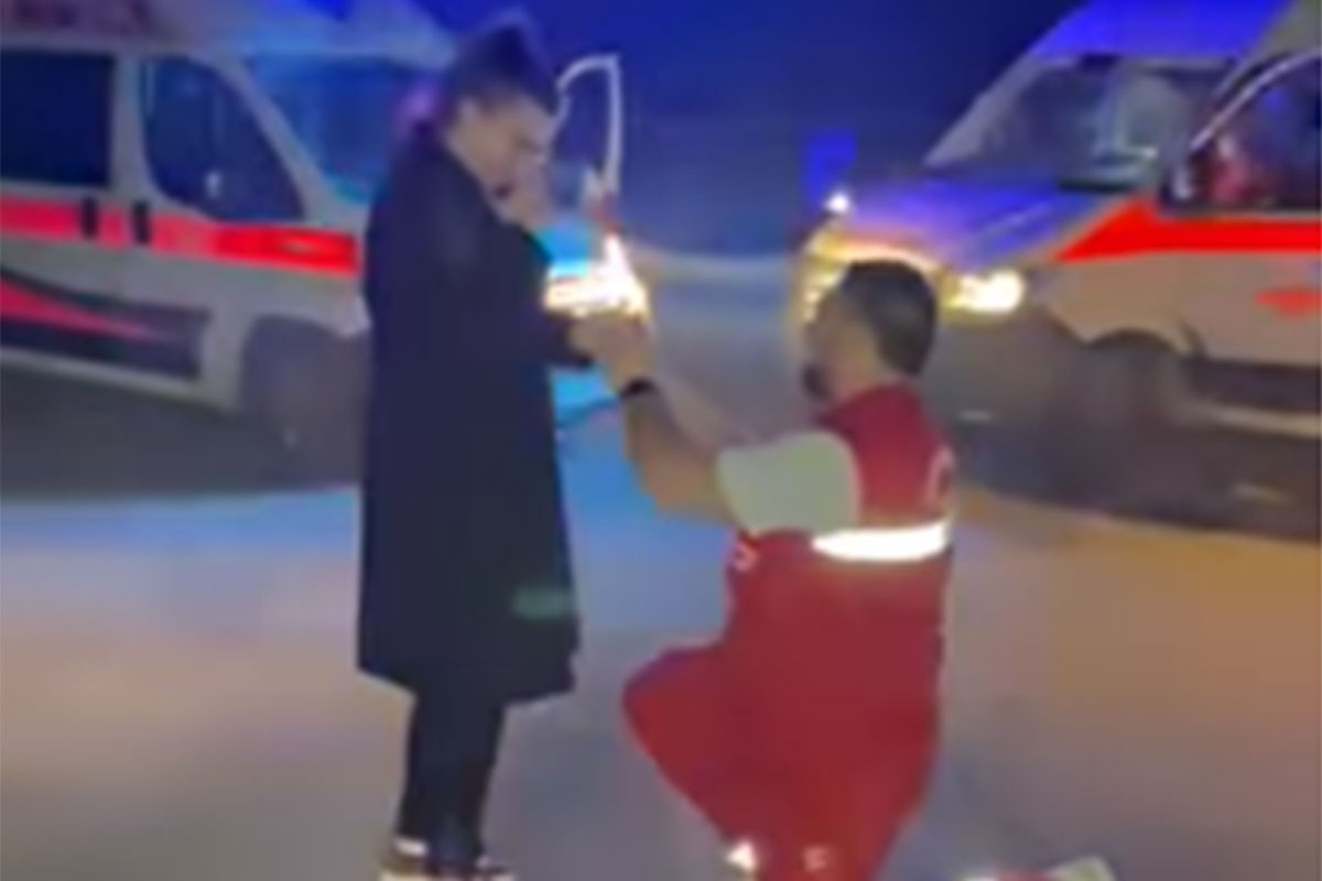 Neobična prosidba u Brodu: Hitno je rekla "DA" (VIDEO)