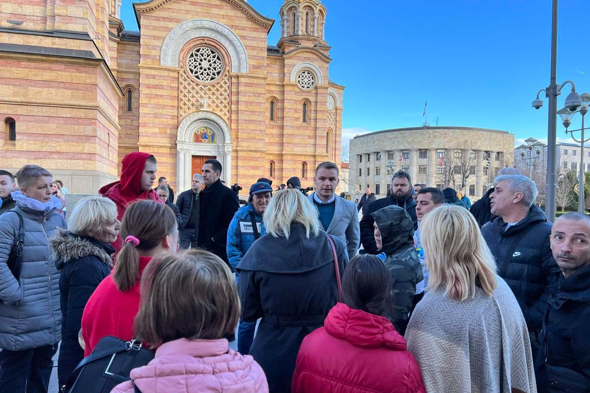 Protesti zbog naknada ispred Gradske uprave u Banjaluci:  Politika nas ne zanima