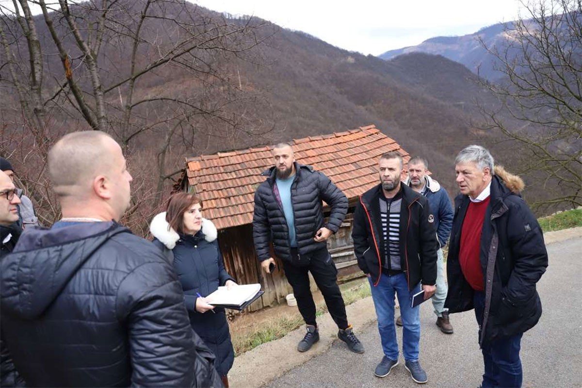Porodicama u Ljubetovu koje su najteže pogođene zemljotresom po 1.000 KM