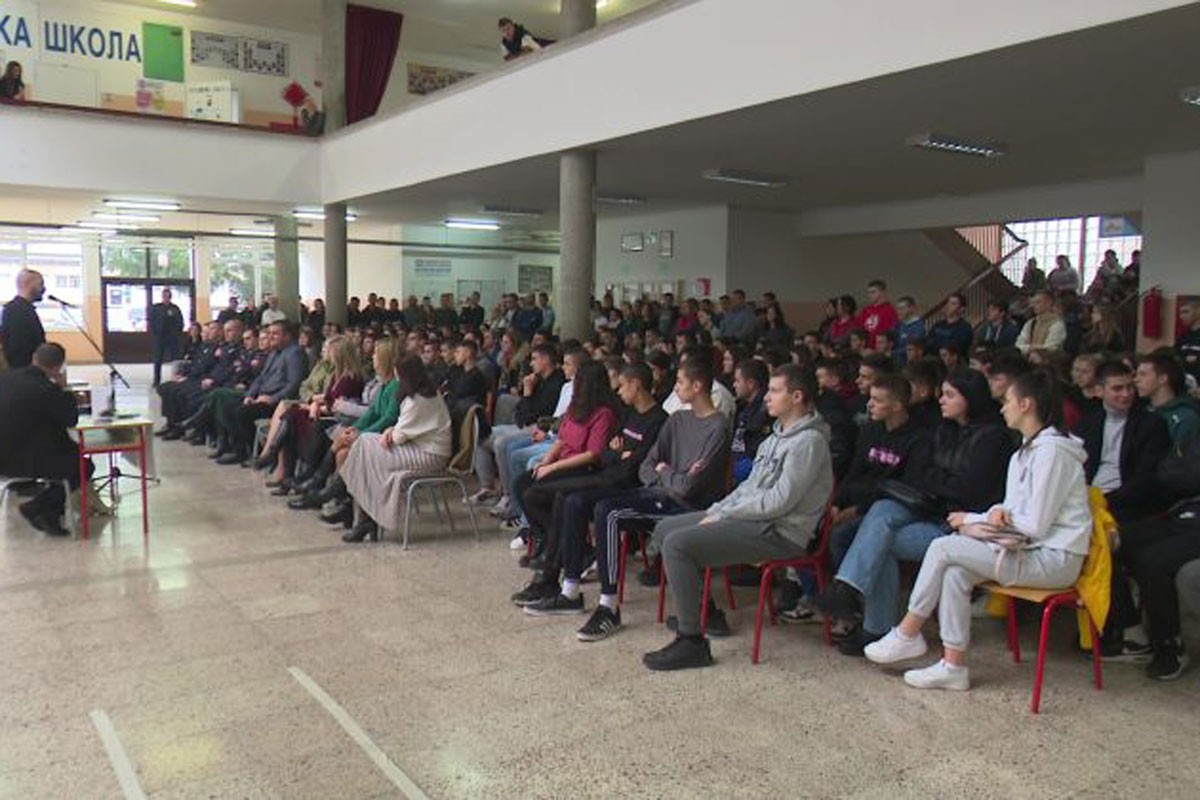 Dobojski srednjoškolci žele što prije sjesti za volan