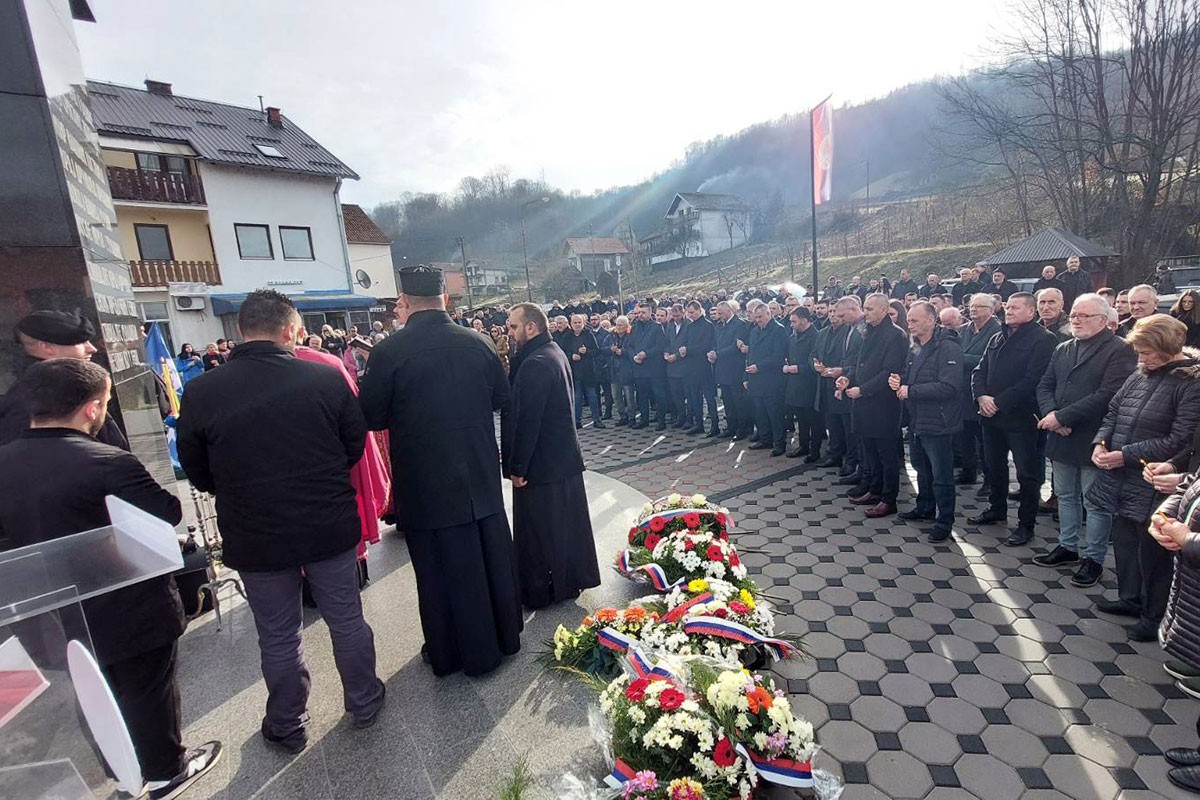 Osveštan obnovljeni spomen-kompleks u Kravici