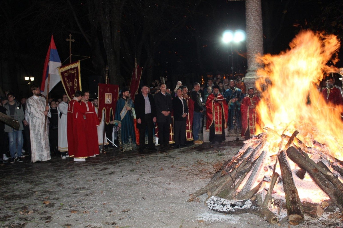 Poziv na ljubav i sabornost sa nalaganja badnjaka u Trebinju (VIDEO)