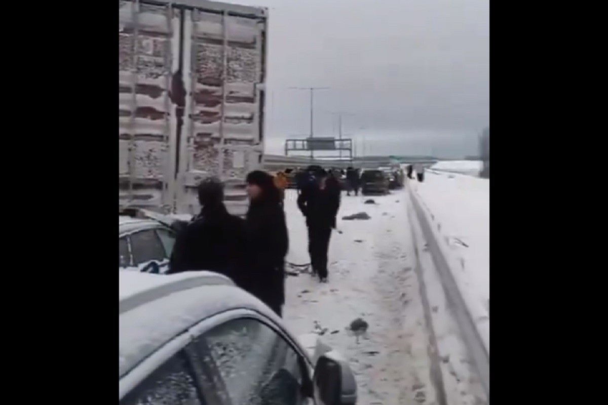 U sudaru učestvovalo najmanje 50 auta, ima poginulih (VIDEO)
