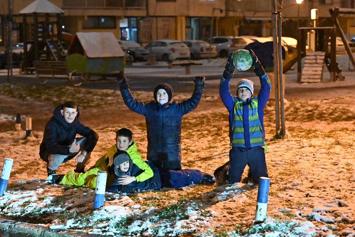 Hrabri dječaci u Banjaluci i po snijegu igraju fudbal (FOTO)