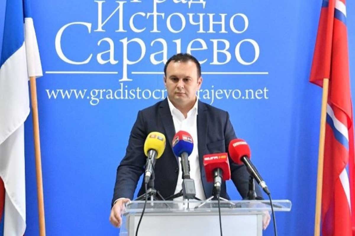 Ćosić poslao tortu gradonačelnici Sarajeva: Provokacija ili poštovanje? (FOTO)