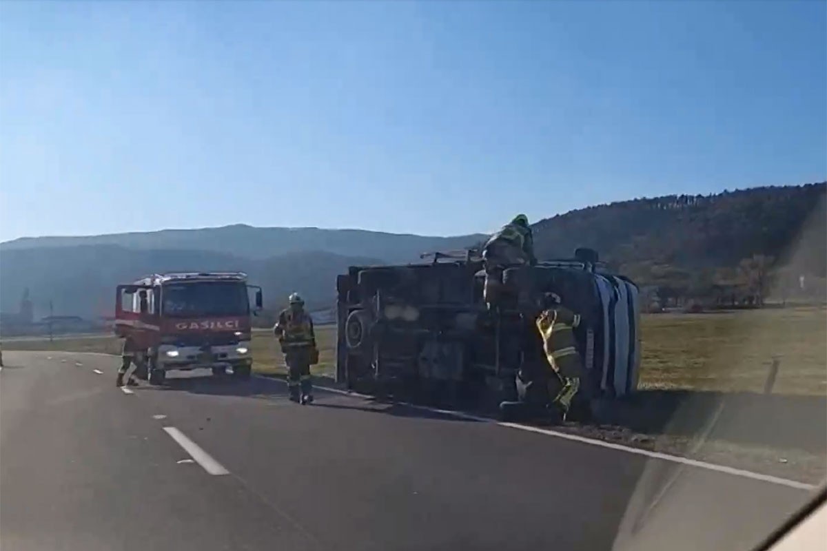 Snažna oluja u Sloveniji prevrtala kamione