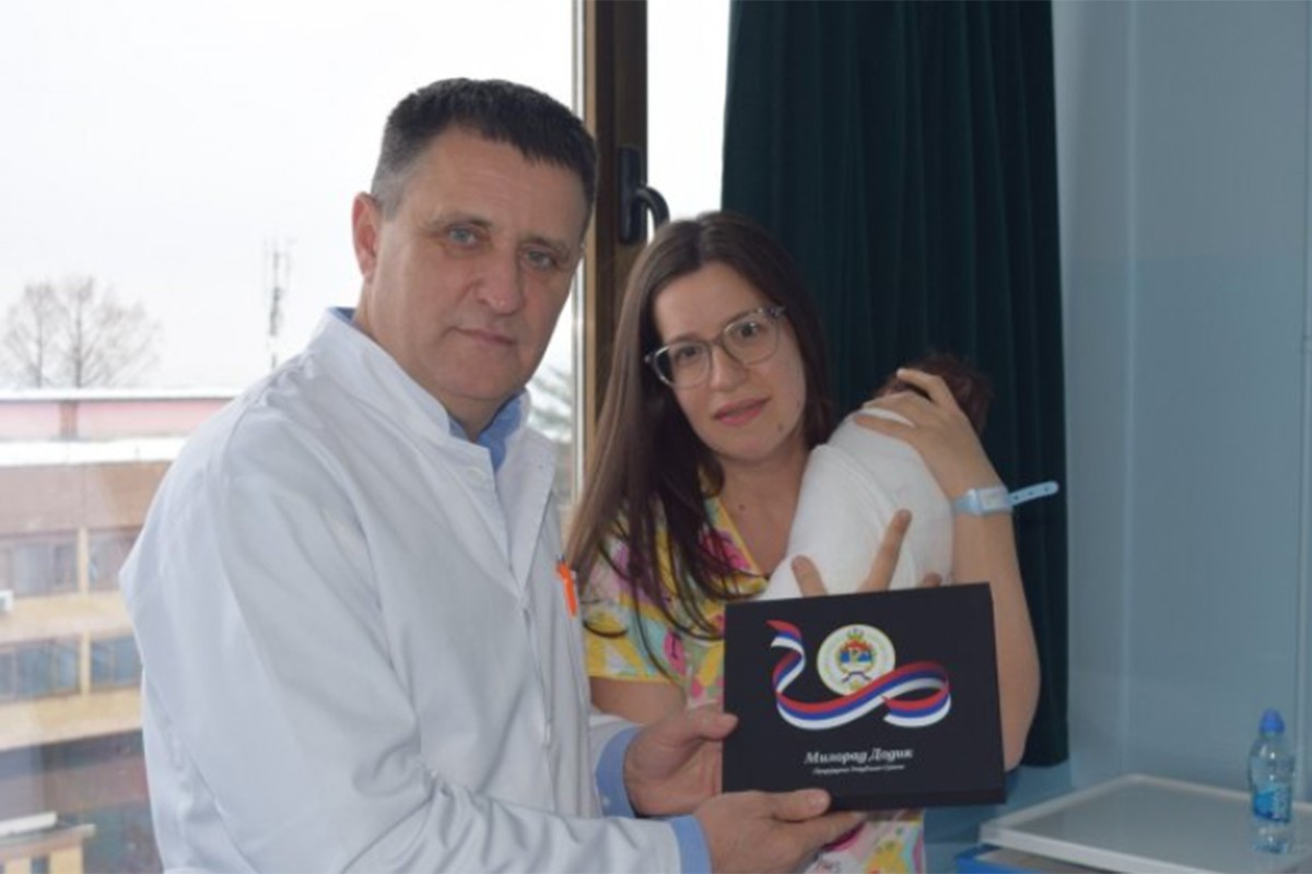 Uručeni zlatnici za bebe rođene u UKC-u koje je darovao predsjednik Srpske
