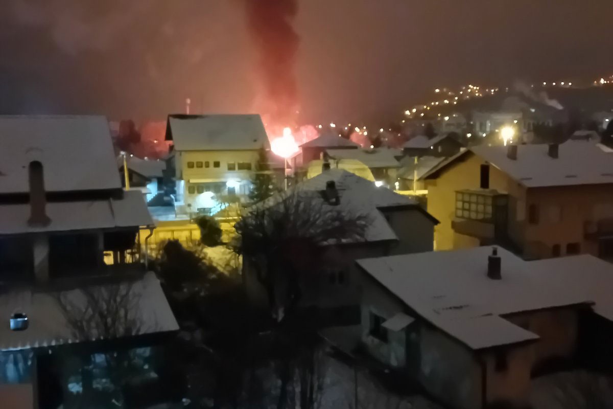 Gorjela garaža u Banjaluci, dim zacrnio nebo