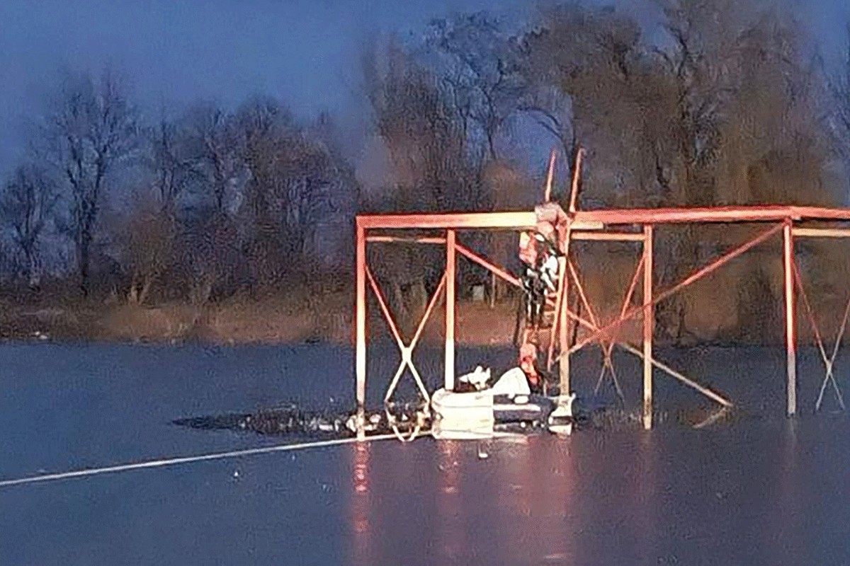 Spasene djevojčice koje su upale u zaleđeno jezero