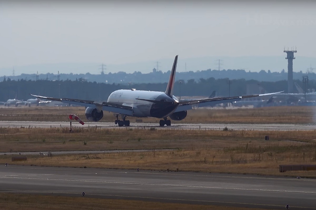 Drama na aerodromu u Frankfurtu, avion pretrpio udar