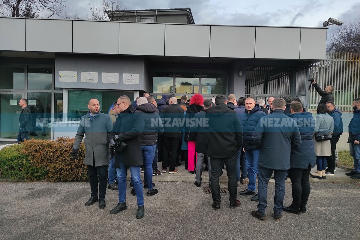 Građani se okupljaju pred Sudom BiH gdje treba da počne ročište Dodiku