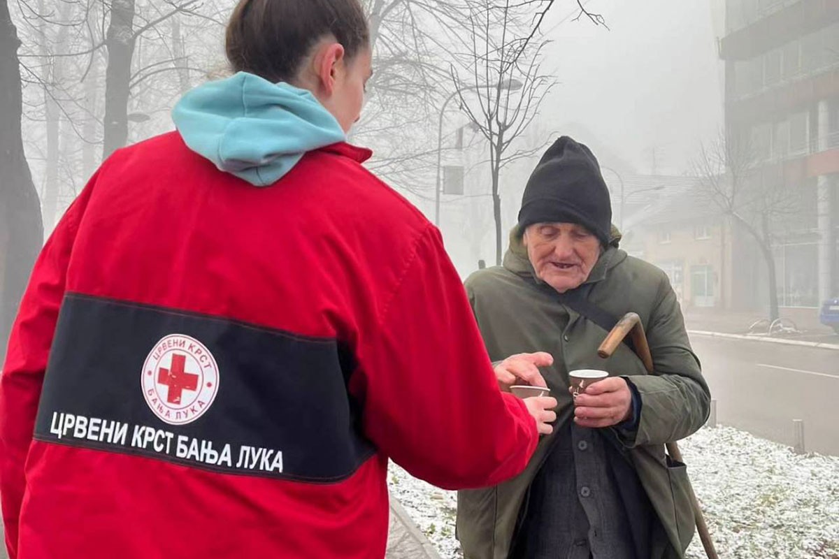 Volonteri banjalučkog Crvenog krsta dijelili čaj sugrađanima