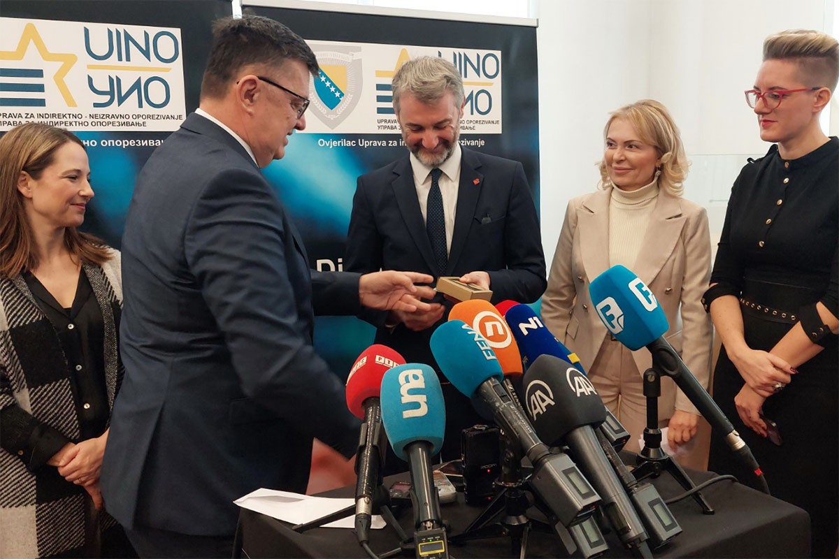 Zoran Tegeltija uručio Edinu Forti digitalni potpis