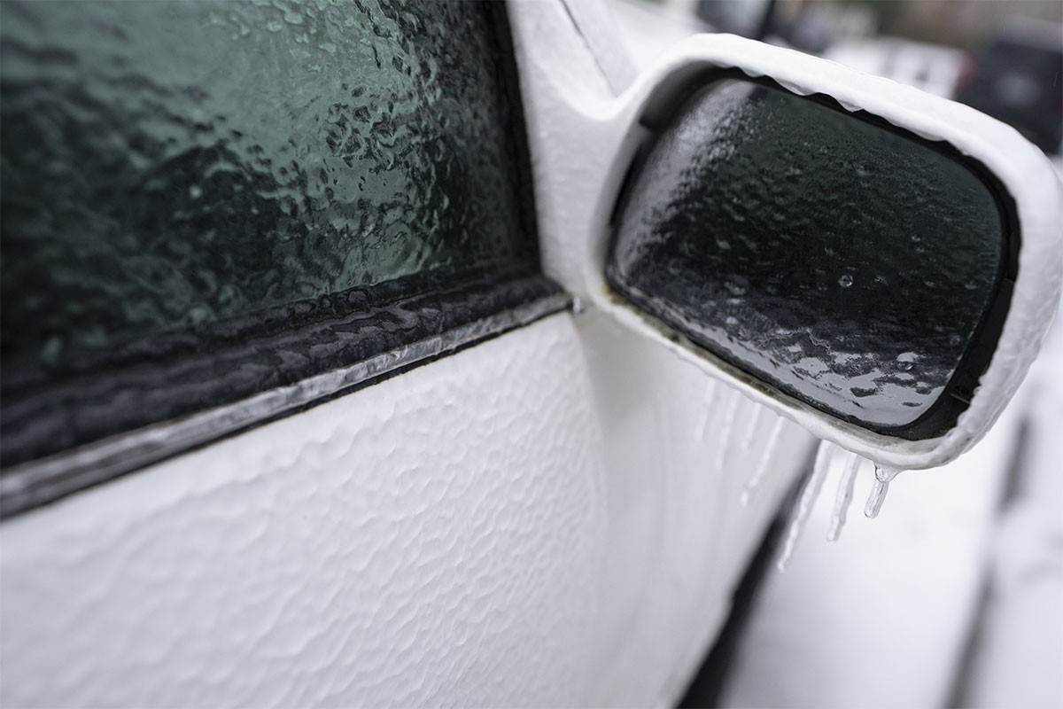 Oluja oborila dalekovod na auto, od strujnog udara stradalo troje, beba povrijeđena