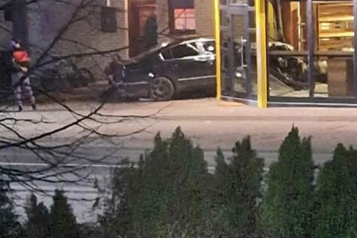 Automobilom uletio u pekaru (FOTO)