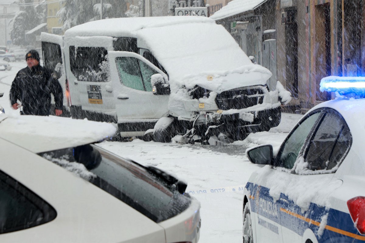 Policijske potjere u Hrvatskoj: Sudarili se policijski auto i kombi sa 32 migranta
