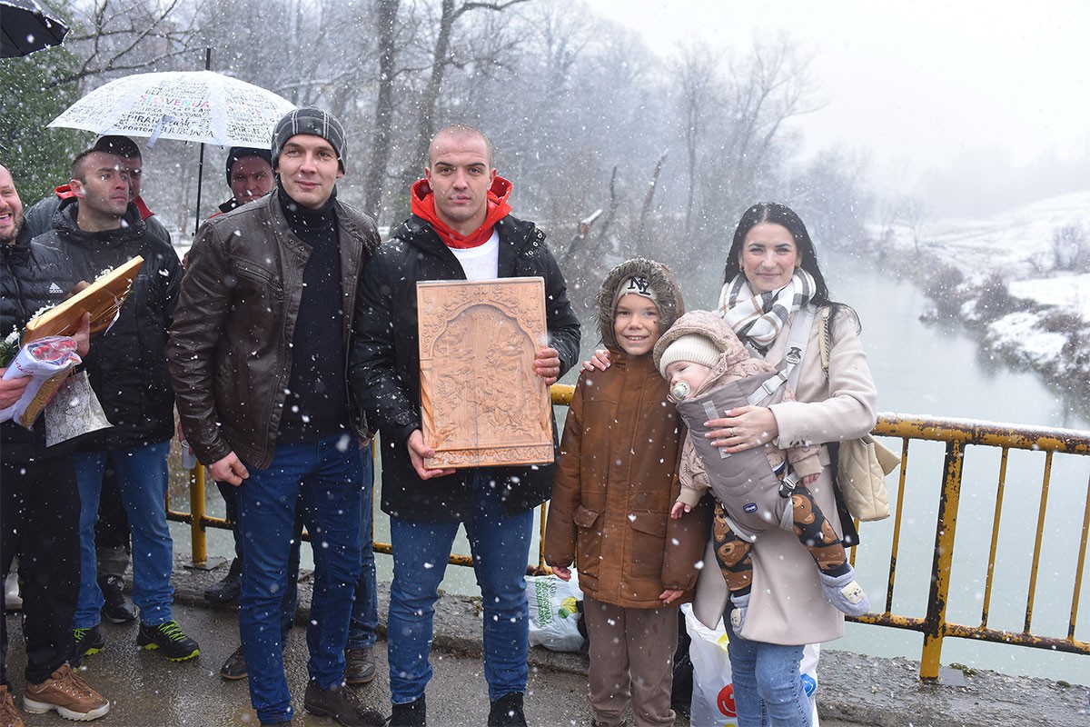 Popović najbrži u Kotor Varušu, doplivao prvi do časnog krsta