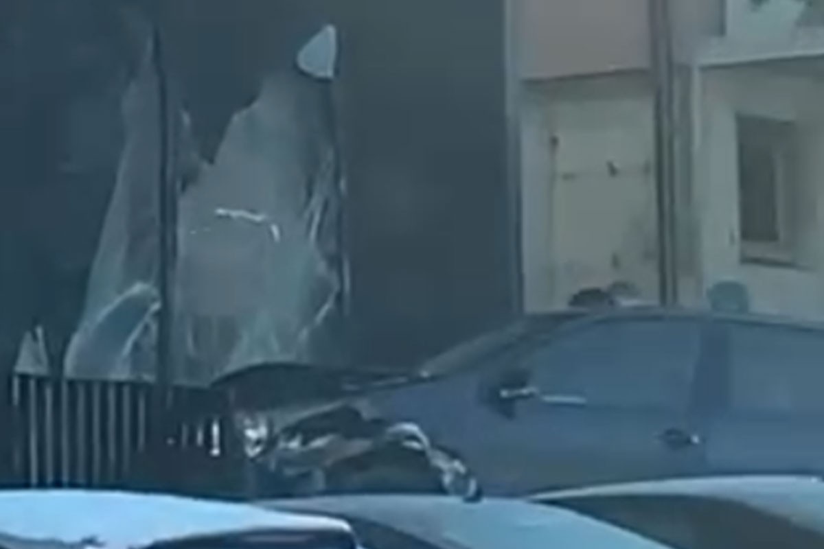 Auto proklizalo u zgradu preko puta policije (VIDEO)
