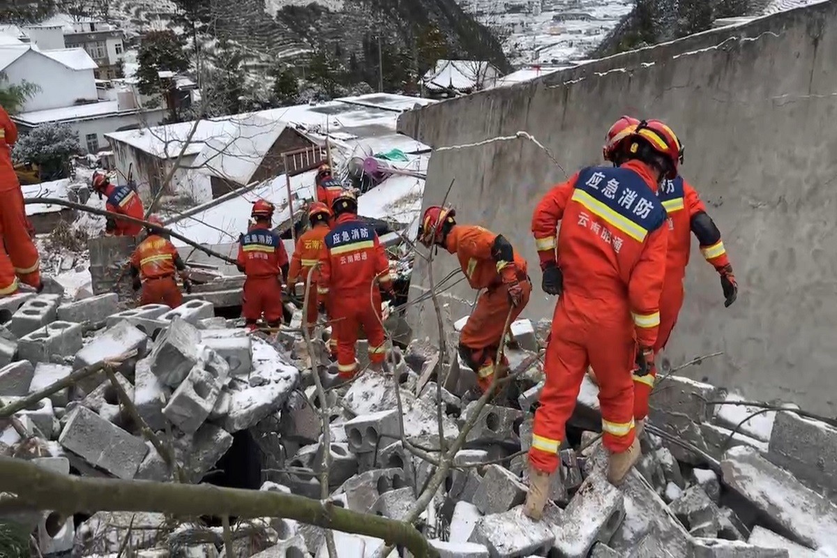 Klizište zatrpalo 47 ljudi, evakuisano 200: Ne zna se da li ima mrtvih (VIDEO)