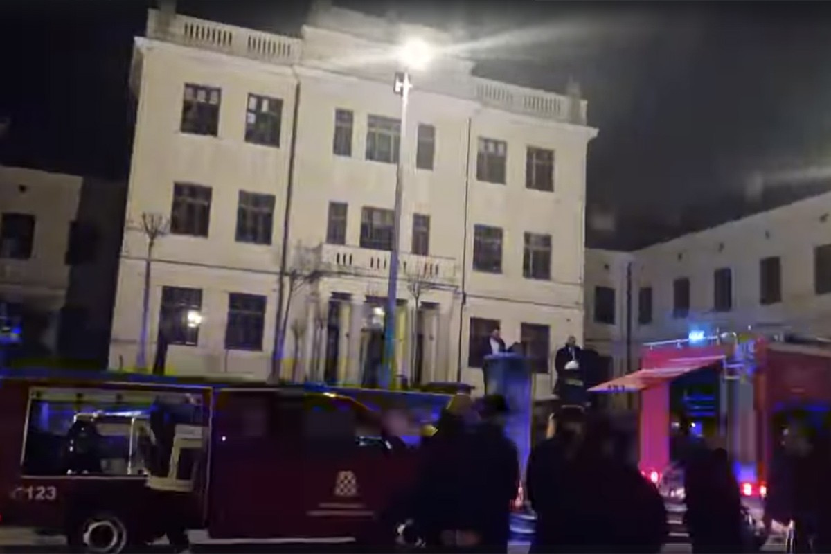 Gori zgrada Gimnazije, vatrogasci i policija na terenu (VIDEO)