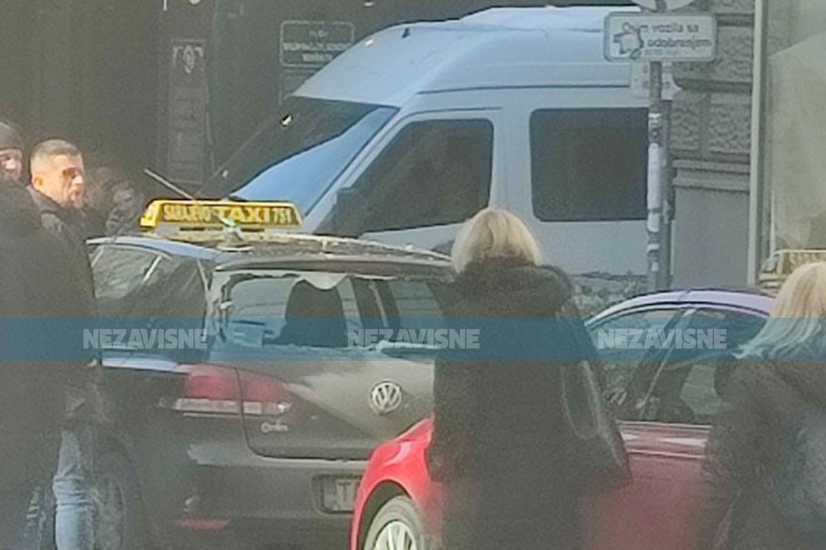 Dio fasade se obrušio na automobil
