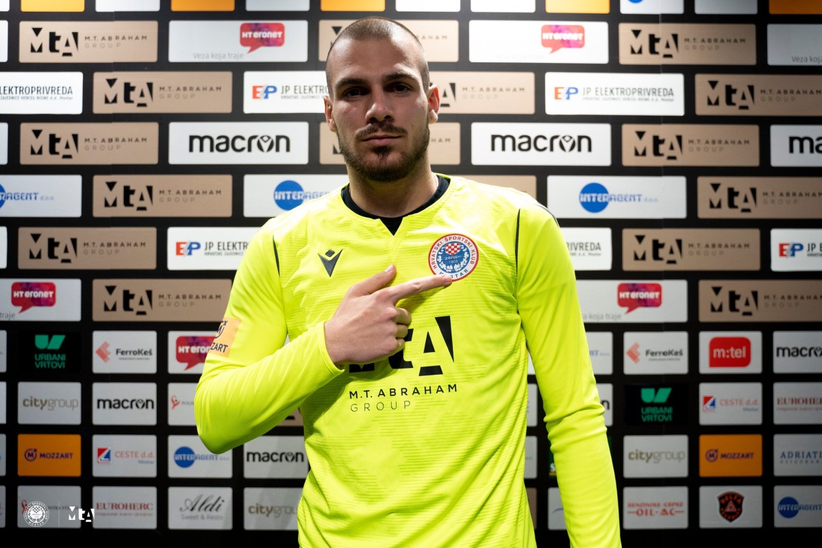 Arman Šutković između stativa Zrinjskog