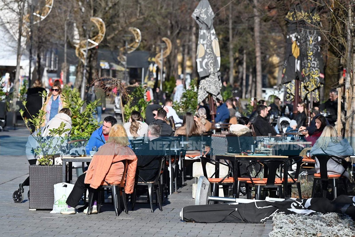 Bašte kafića u Banjaluci pune usred zime (FOTO)