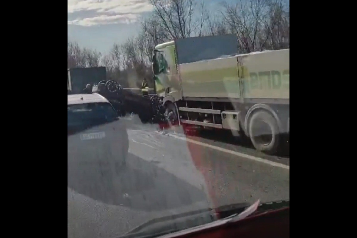Sudarila se dva auta i dva kamiona (VIDEO)