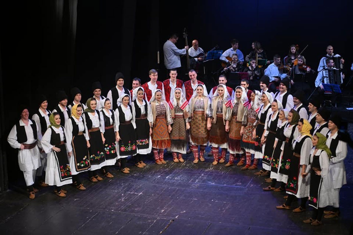 CD "Oj jabuko, moja zeleniko" predstavlja tradicionalno pjevanje Bosanske Krajine