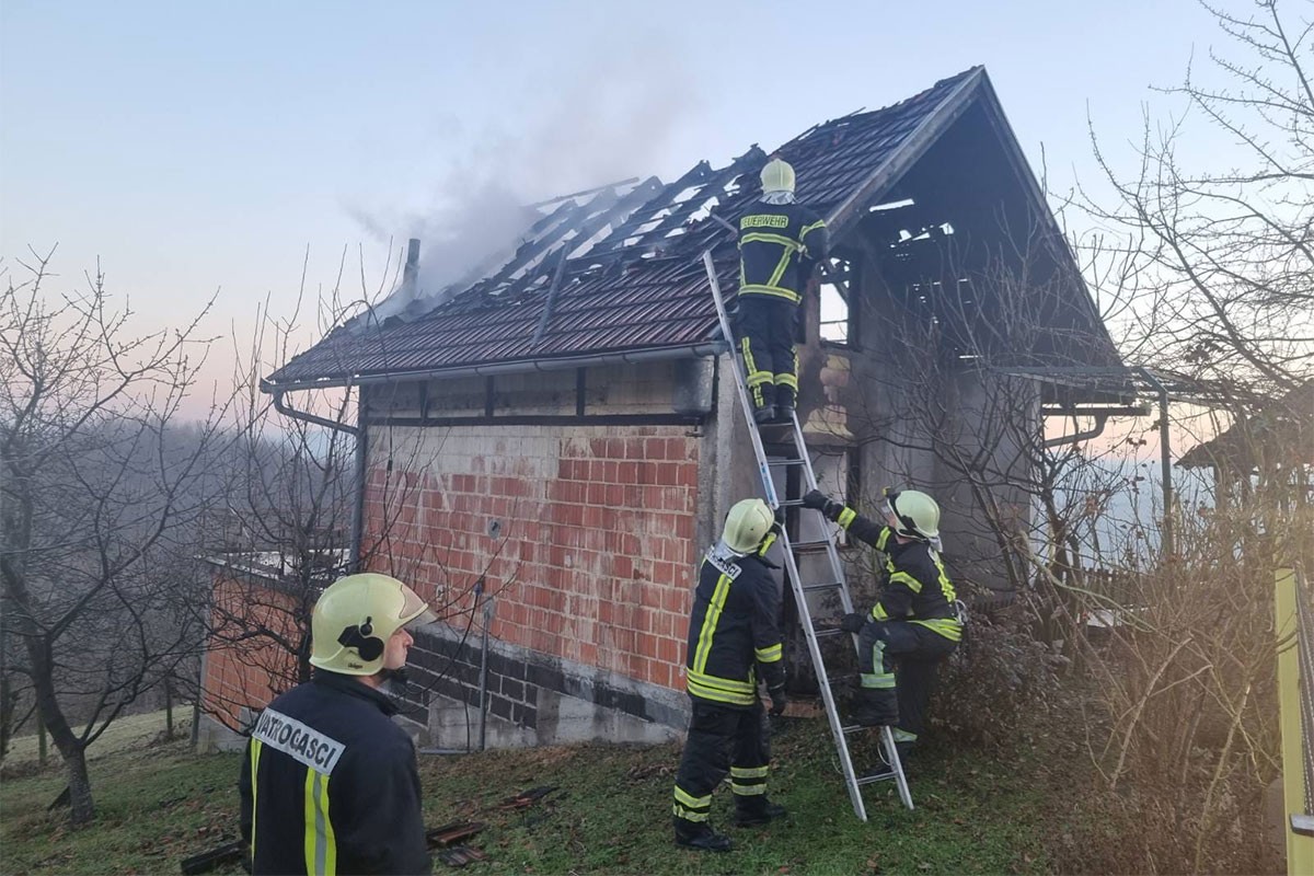 Vatrogasci gasili požar na vikendici (FOTO)