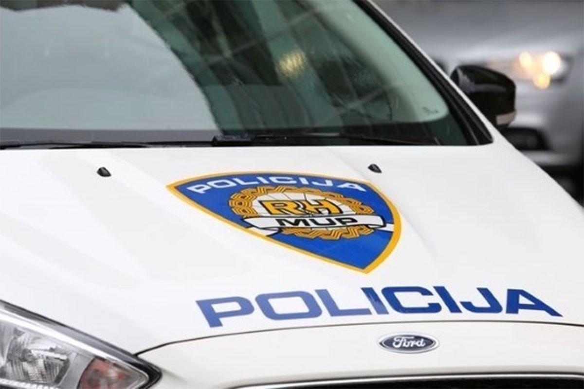 Policija pred kućom pronašla teško povrijeđenu ženu, u kući mrtvog psa