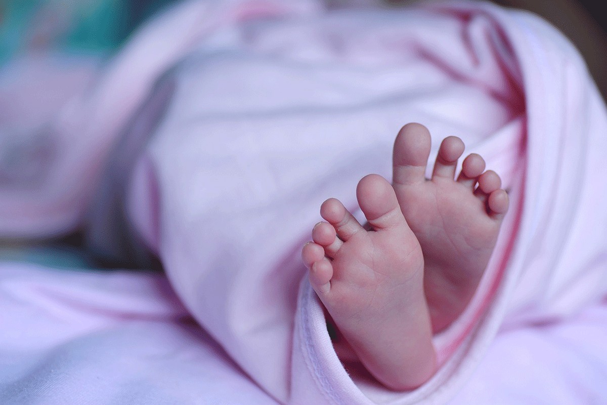 Na respiratoru blizanac bebe preminule od velikog kašlja