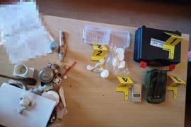 Policija u pretresu stana našla drogu, oružje i municiju
