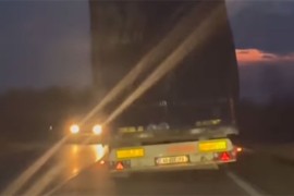 Hit snimak: Kamion vuče prikolicu samo na felugi (VIDEO)
