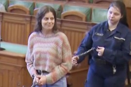 Žena u lancima izvedena pred sud u Mađarskoj (VIDEO)