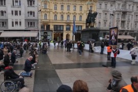 Molitelji ogradili Trg bana Jelačića: Dogodila se tuča, policija ...