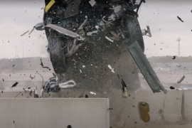 Električni SUV razbija poput navođenog projektila (VIDEO)