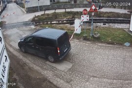 Polomio rampu na pružnom prelazu u banjalučkom naselju Vrbanja (VIDEO)