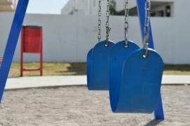 Dio aviona se odlomio u letu i pao na igralište pred djecu i roditelje
