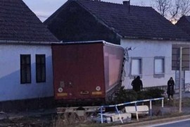 Oglasila se policija nakon što je kabina kamiona završila u sobi ...