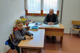Dječak klupu ne dijeli sa drugarima, Mahir ima školu i učitelja samo ...