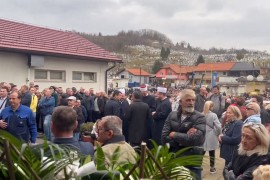 Stotine ljudi na sahrani ubijene Amre Kahrimanović (VIDEO)