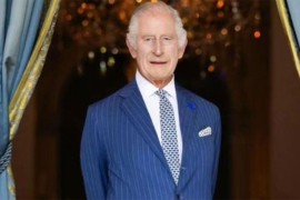 Kralj Čarls hitno sletio u London