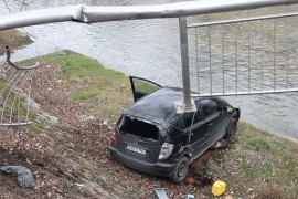 Automobilom sletio u korito Miljacke