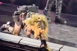 Madona pala sa stolice na koncertu (VIDEO)